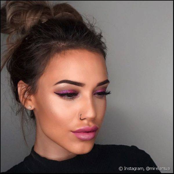 Para as que gostam de apostar em tendências, a maquiagem com sombra e batom rosa é uma opção perfeita para curtir o pré-carnaval (Foto: Instagram @mirelamua)